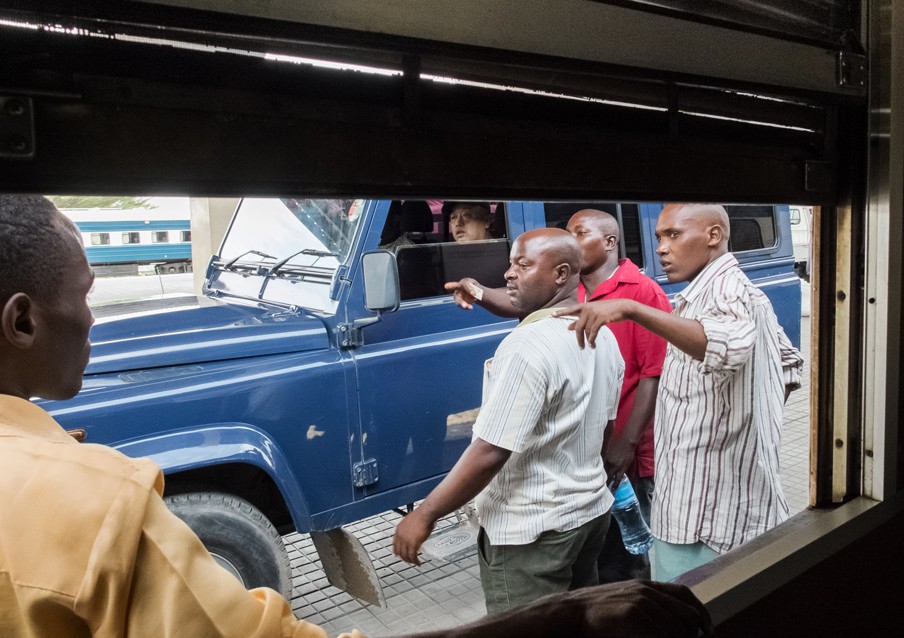 Een lid van het zeer mediaschuwe Chinese Railway Expert Team (CRET) inspecteert de trein op het station van Dar es Salaam. Foto: Sean van der Steen