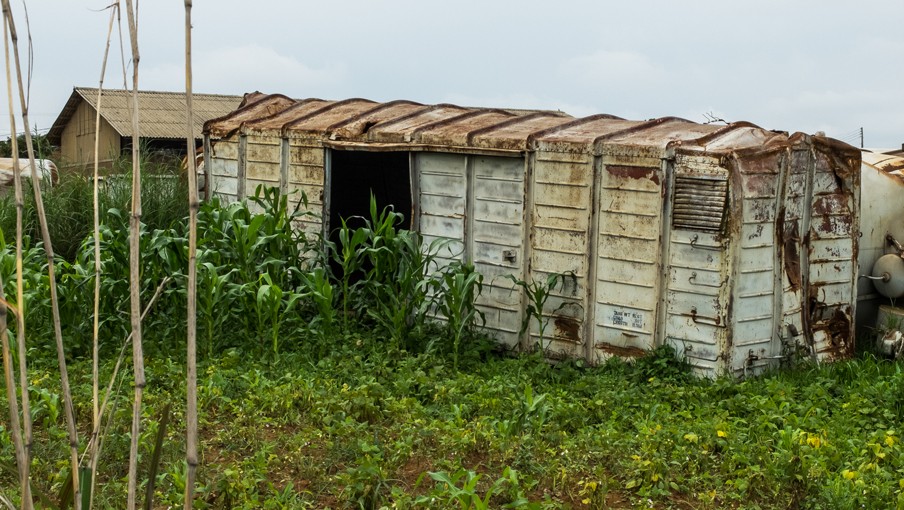 Een gedumpte wagon in de buurt van Makambako. Deze wagons worden, als ze nog enigszins intact zijn, gebruikt door lokale boeren om te schuilen voor de regen. Foto: Sean van der Steen