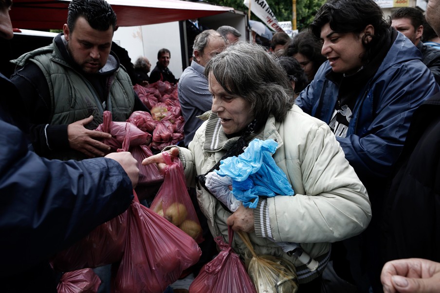 Gratis voedsel wordt uitgedeeld aan de armsten in Griekenland. Foto: Konstantinos Tsakalidis/Hollandse Hoogte