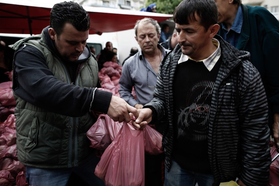 Gratis voedsel wordt uitgedeeld aan de armsten in Griekenland. Foto: Konstantinos Tsakalidis/Hollandse Hoogte
