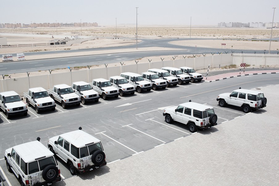 Auto’s van de IFRC, die klaar zijn om naar een rampgebied getransporteerd te worden. Foto: Pieter van den Boogert