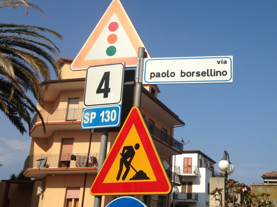 In deze Italiaanse Paolo Borsellino-straat wordt aan de weg gewerkt. Foto: Sanne de Boer