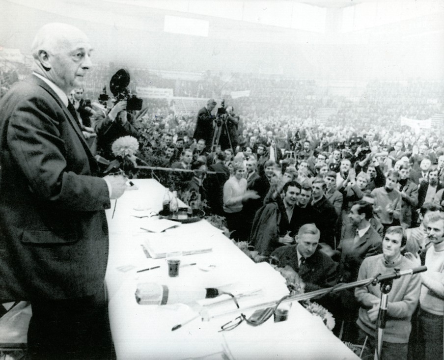 Mansholt probeert de ruim 4000 boeren uit Sleeswijk-Holstein toe te spreken terwijl ze hem uitjoelen op een boerenprotest in Kiel (Duitsland) op 13 december 1969. Foto: Nationaal Archief/Spaarnestad Photo