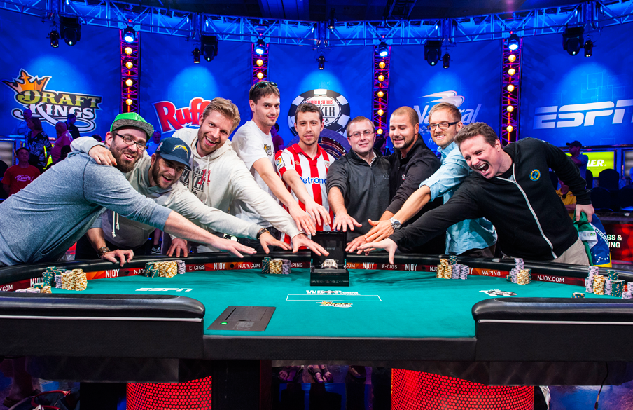Jorryt van Hoof (derde van links) met de andere acht finalisten van de World Series of Poker 2014. 