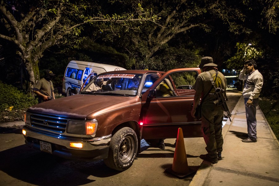 De CRAC, de burgerpolitie in Tixtla, controleren ’s nachts het verkeer in de stad. Foto: Miguel Tovar/Getty Images
