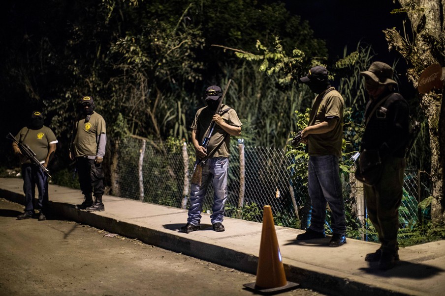 De CRAC, de burgerpolitie in Tixtla, houdt ’s nachts de wacht in de stad sinds het onrustig is na de verdwijning van de 43 studenten. Foto: Miguel Tovar/Getty Images