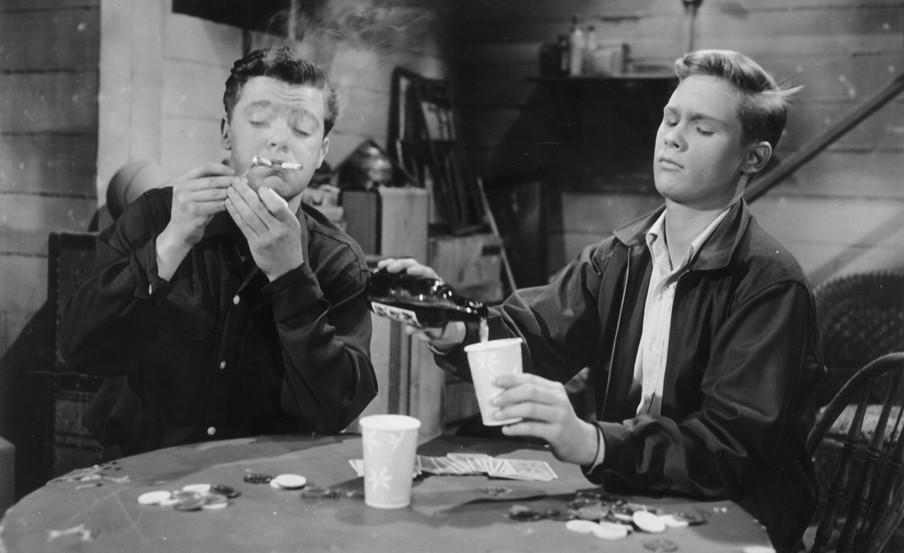 Macdonald Carey en Brandon de Wilde in ‘Blue Denim’ (1959). 