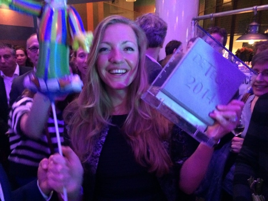Maite Vermeulen met De Tegel Publieksprijs 2014 (Foto: Ernst-Jan Pfauth)