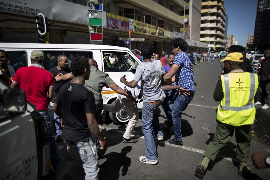 Een gevecht tussen locale taxichaffeurs en buitenlanders in Johannesburg, 15 april jl. Foto: Marco Longari/AFP