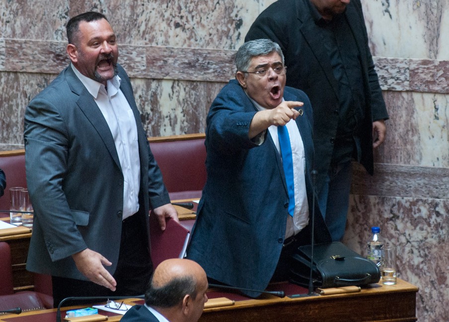 Yiannis Lagos en Nikolaos Michaloliakos in het Griekse parlement. Foto: Maro Kouri