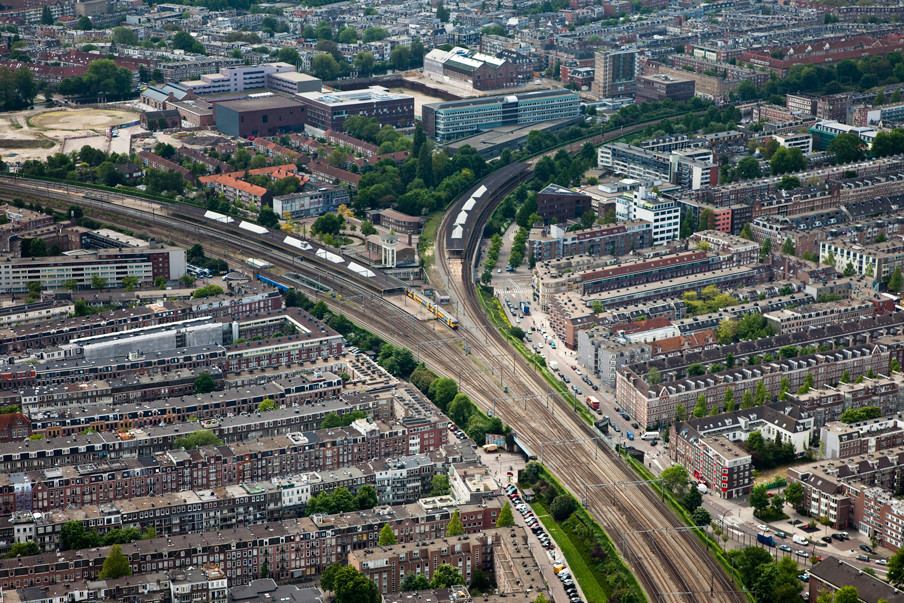 Spoorlijnen ter hoogte van het Amsterdamse Station Muiderpoort, met links de Indische Buurt en rechts de Dapperbuurt. Foto: Siebe Swart/Hollandse Hoogte
