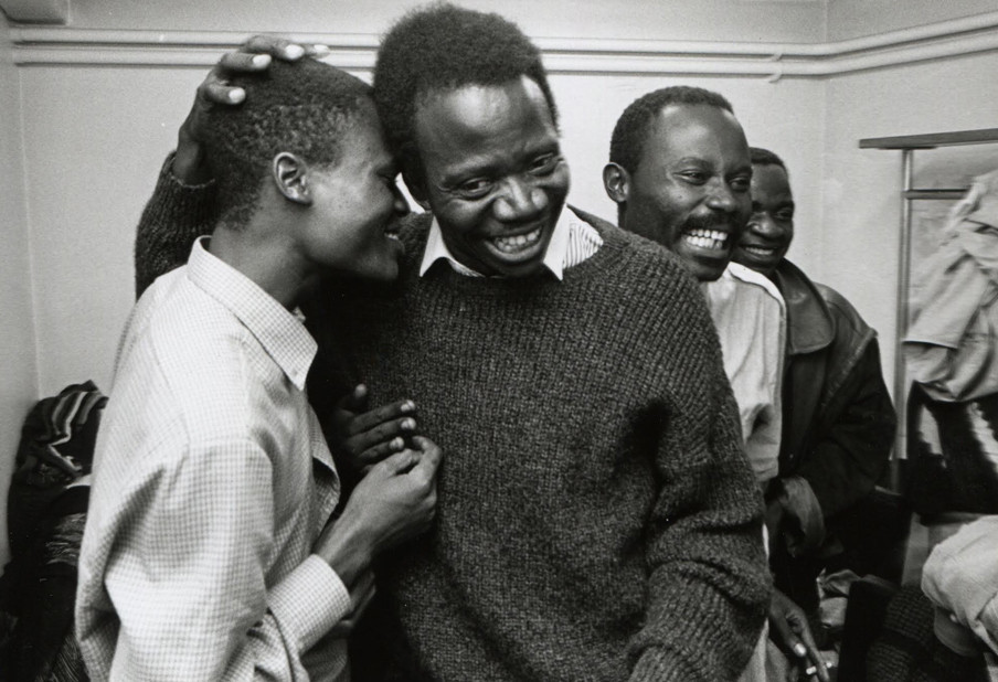 Sony Labou Tansi, in het midden (foto Christophe Laurentin, Bibliothèque francophone multimédia, Limoges)