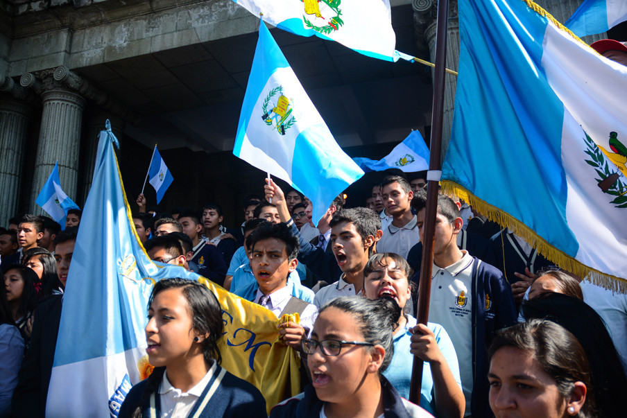 Guatemalteken vieren het aftreden van Otto Pérez Molina, vorige week donderdag, in Guatemala-Stad. Foto: Jan-Albert Hootsen