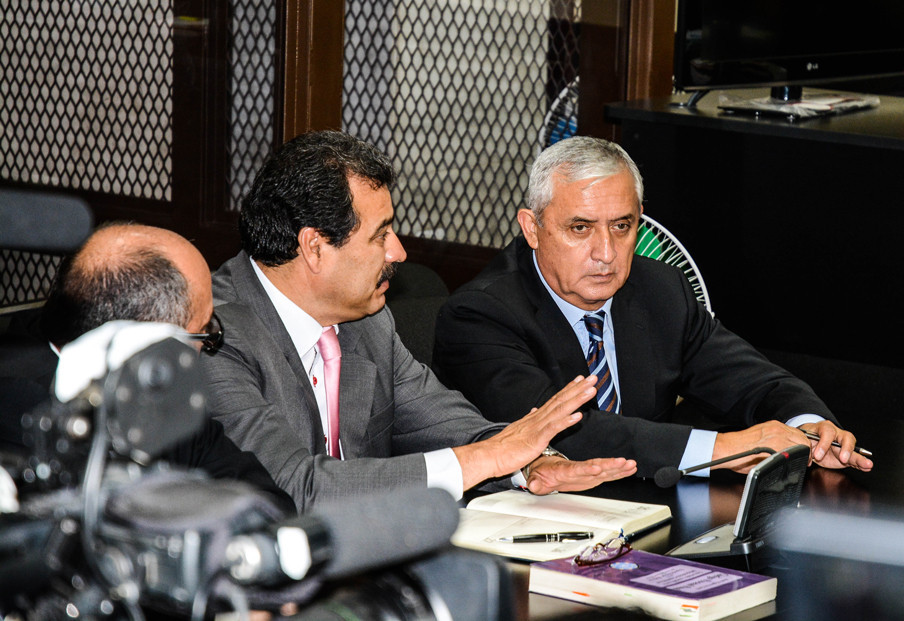 De van corruptie beschuldigde oud-president Otto Pérez Molina (rechts) en zijn advocaat in de rechtszaal. Foto: Jan-Albert Hootsen