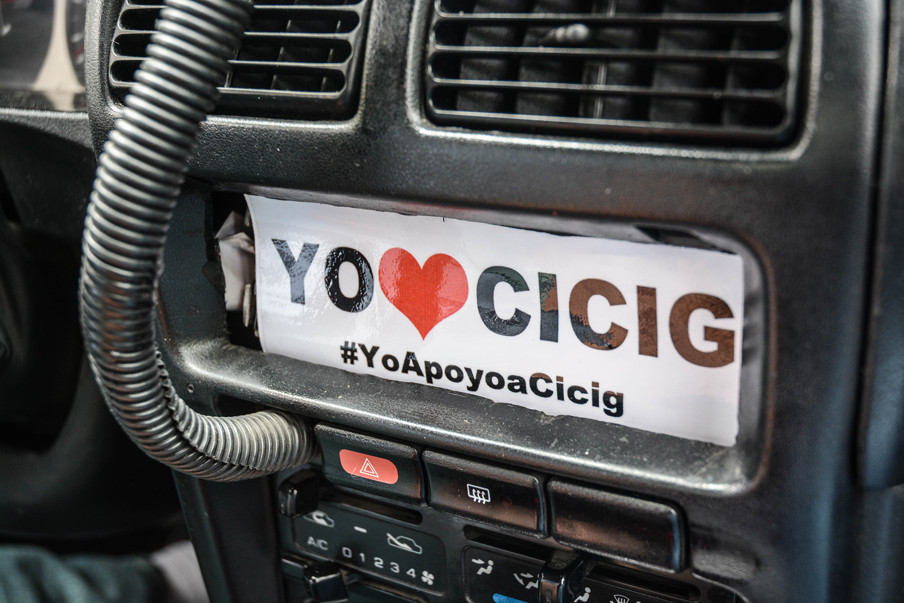 ‘I heart CICIG’-sticker in de taxi van Francisco Aquino. Foto: Jan-Albert Hootsen