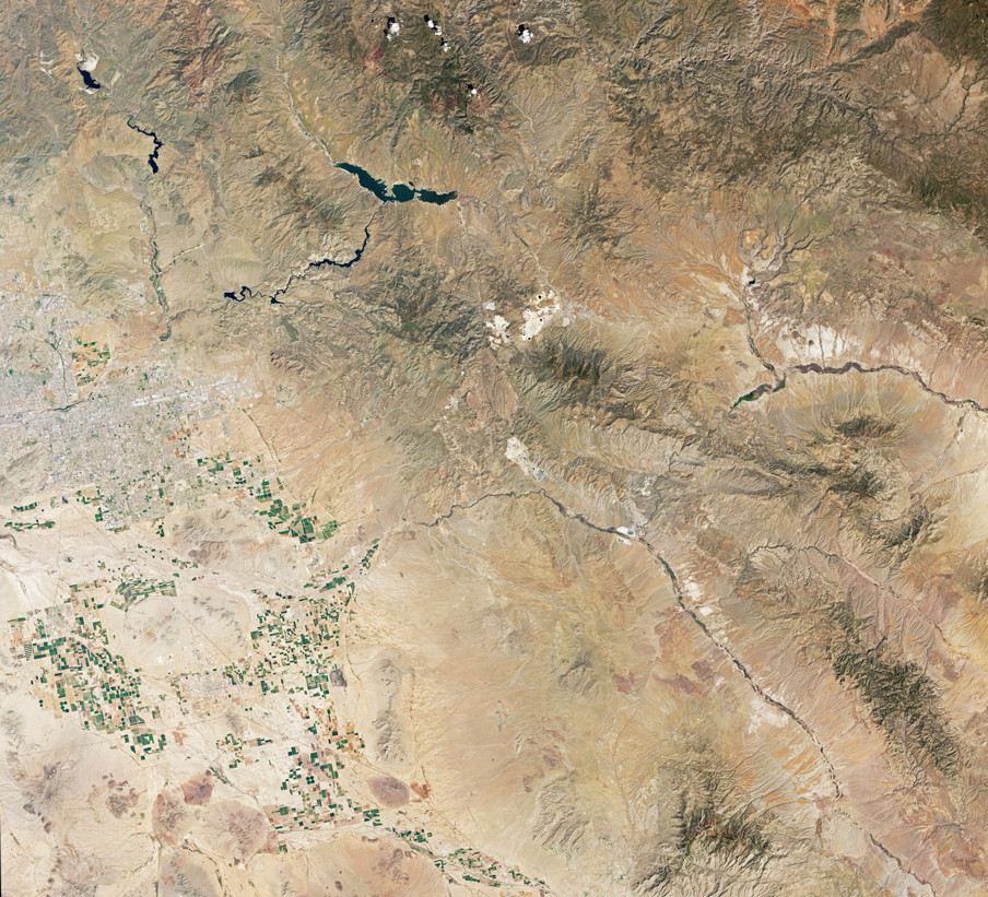 Satellietbeeld van Phoenix (Arizona, VS) gemaakt door de Operational Land Imager, een scanner gekoppeld aan LandSat 8 dat verschillende delen van het infraroodspectrum vastlegt en zo landgebruik op aarde in beeld brengt. Foto: NASA