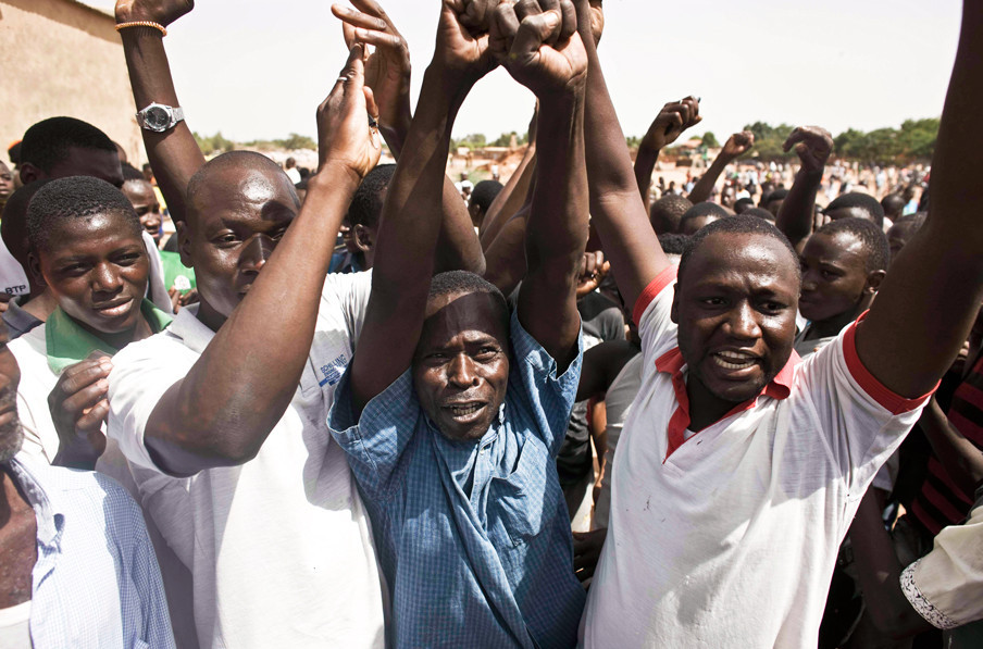 De menigte wordt tegengehouden de begraafplaats te betreden waar Thomas Sankara begraven ligt.  Foto: Theo Renaut/Hollandse Hoogte