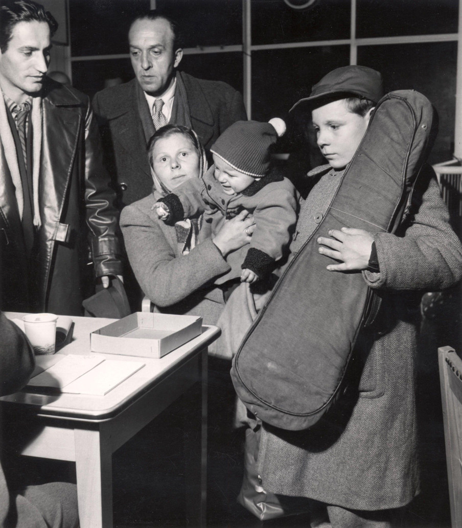 Aankomst van Hongaarse vluchtelingen in de Jaarbeurshallen in Utrecht, oktober 1956. Foto: Spaarnestad