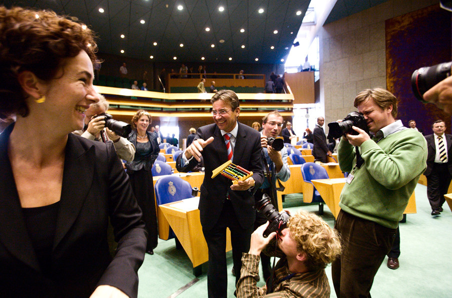 Den Haag, 2006 - Femke Halsema geeft Maxime Verhagen een telraam, nav een discussie over de nieuwe zorg begroting. Foto: Martijn Beekman/ANP