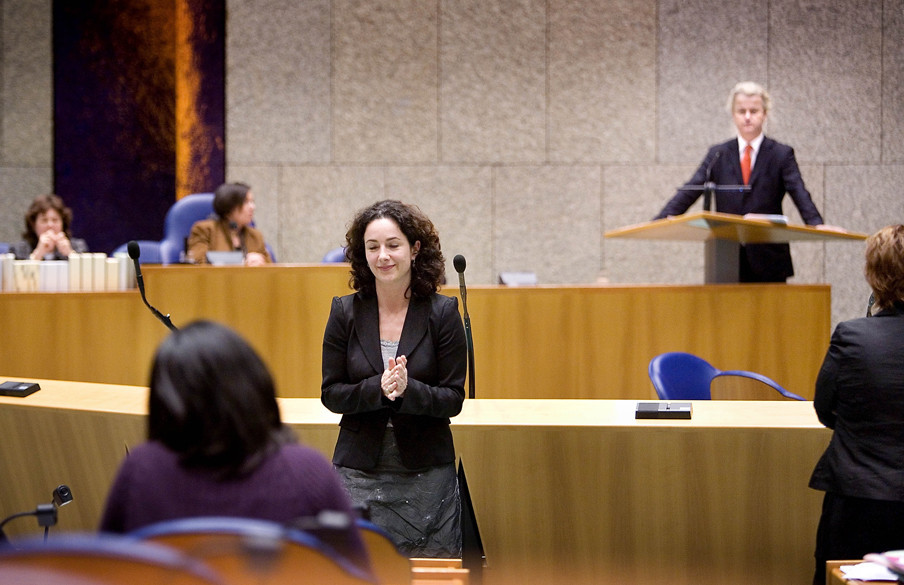Den Haag, 2008 - De Tweede Kamer debatteert over de film Fitna van PVV-leider Geert Wilders. Femke Halsema draait zich af van de interruptiemicrofoon. Foto: Werry Crone/Hollandse Hoogte