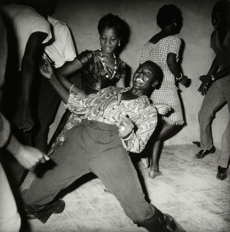 Regardez-moi (Look at me), Malick Sidibé, 1962. Te zien in het Tropenmuseum. 