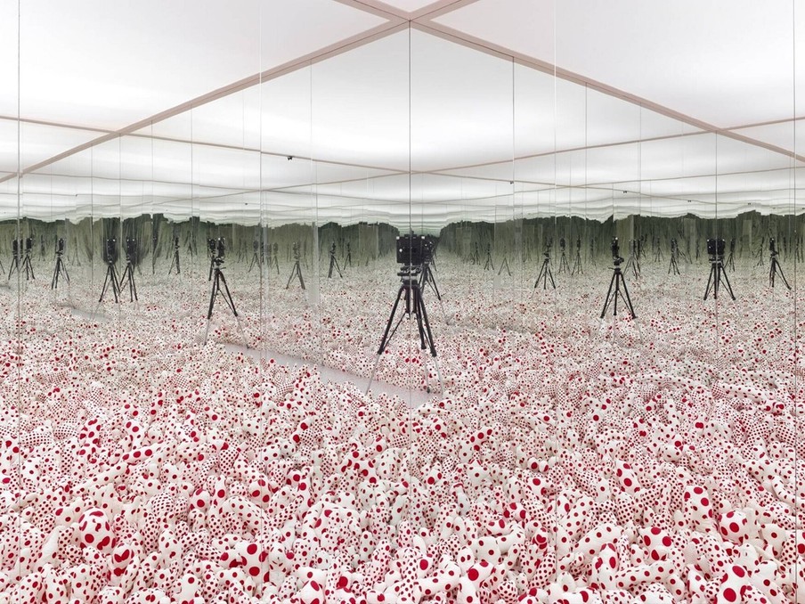 Yayoi Kusama, Infinity Mirror Room - Phalli’s Field (Floor Show), 1965. Te zien in Museum Boijmans Van Beuningen.