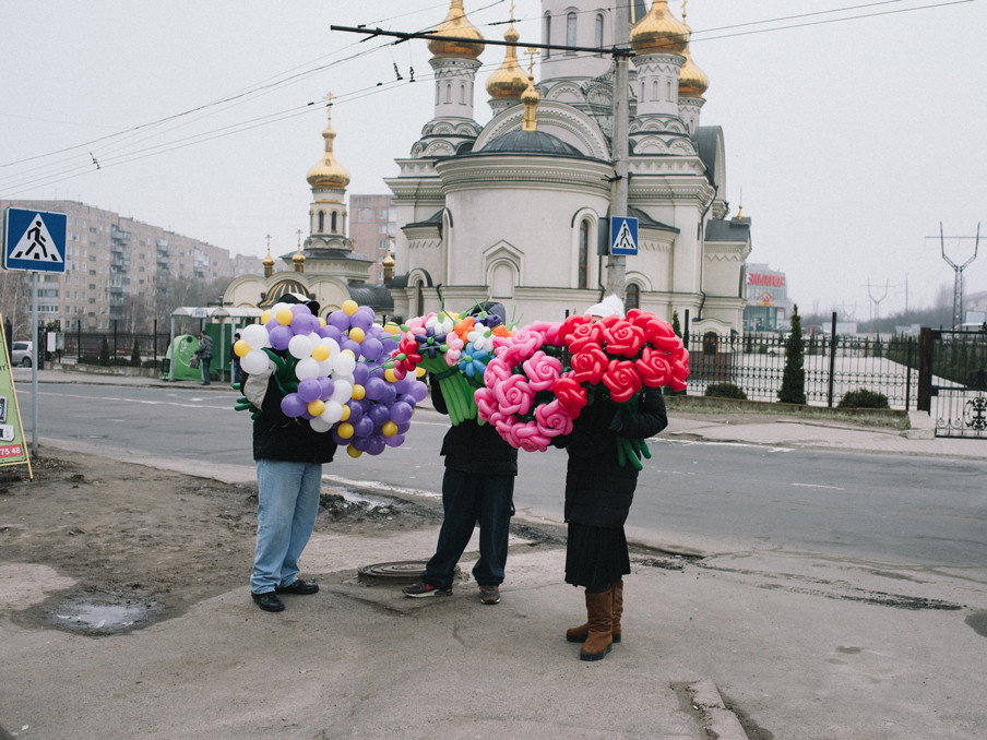 Verkopers in Donetsk met bloemenballonnen, vanwege de nationale vrouwendag. Maart, 2016. Foto: Christopher Nunn
