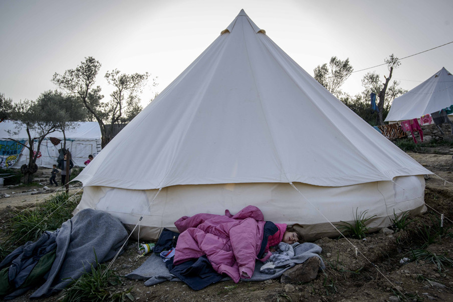 In het Moria-kamp in Mytilini op het Griekse eiland Lesbos. Foto’s: Guillaume Pinon / Zuma Press / HH