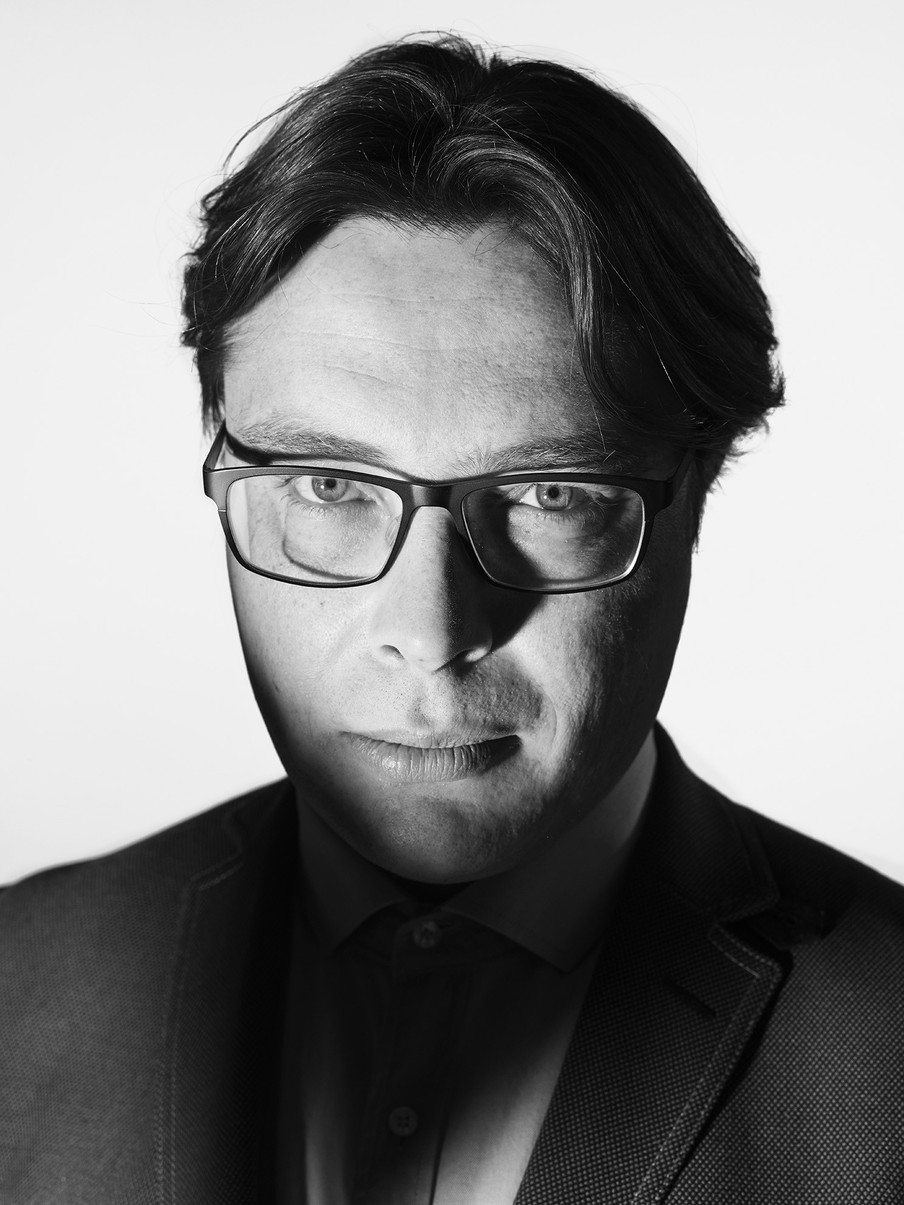 Acteur Vincent Linthorst speelt in de voorstelling ‘Fit to fly’ de psychiater Sander Vallinga
