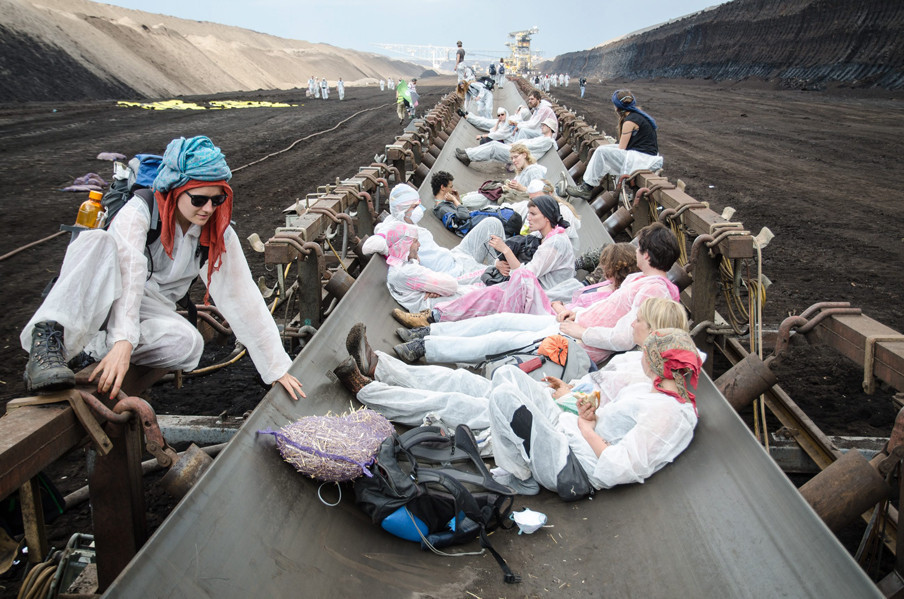 Activisten liggen op een transportband voor kolen die van de bagger naar het laadstation loopt tijdens de bezetting van het laadstation dicht bij de Welzow-Südkoolmijn op 14 mei, 2016. Foto: Tim Wagner / 350.org