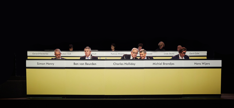 Shell-aandeelhoudersvergadering in het Circustheater in Scheveningen. Raad van Bestuur op het podium bij aanvang van de aandeelhoudersvergadering. V.l.n.r. Simon Henry (CFO), Ben van Beurden (CEO), Charles Holliday (chairman) en Hans Wijers (Non-Executive Director). Foto: Phil Nijhuis / HH (achtergrond donker gemaakt door De Correspondent)