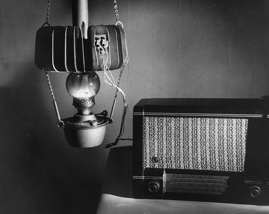 Een thermo-elektrisch experiment waarbij de warmte van een olielamp de elektriciteit voor een radio opwekt. Foto Fritz Goro / Getty Images