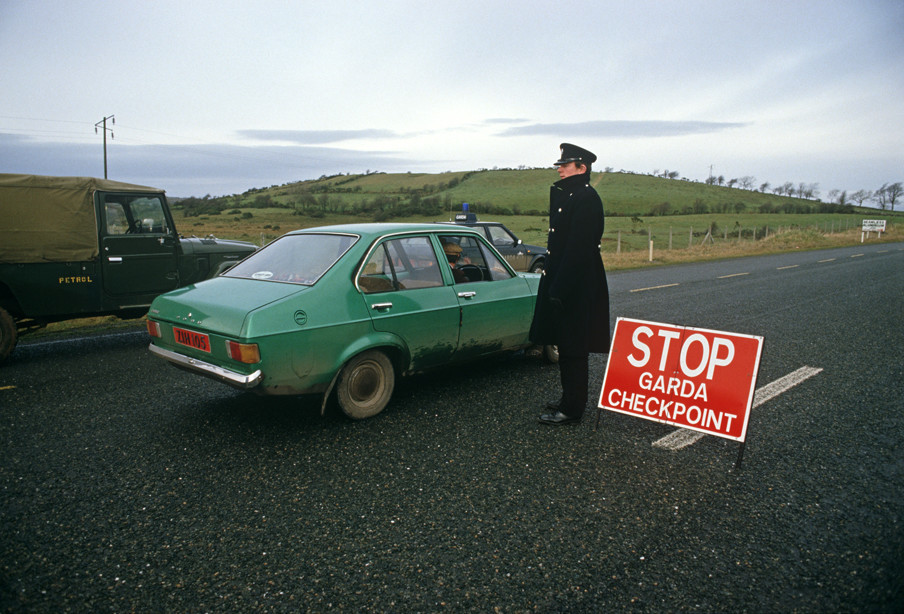 Grenscontrole tussen Ierland en Noord-Ierland ten tijde van The Troubles in 1985. Foto: Alain Le Garsmeur / Getty