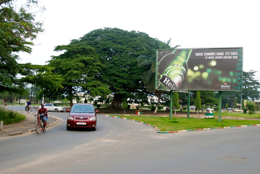 We zijn in 172 landen aanwezig en hebben nog steeds dorst. Reclame voor Heineken in Bujumbura, de hoofdstad van Burundi. Foto: Olivier van Beemen
