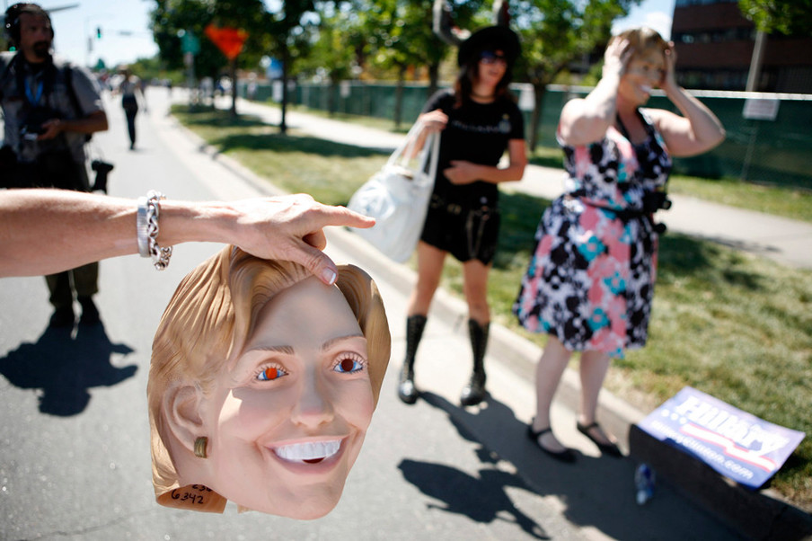 Een demonstrant houdt een Hillary Clintonmasker vast tijdens een rally in Denver op 26 augustus, 2008. Foto: Damon Winter / The New York Times