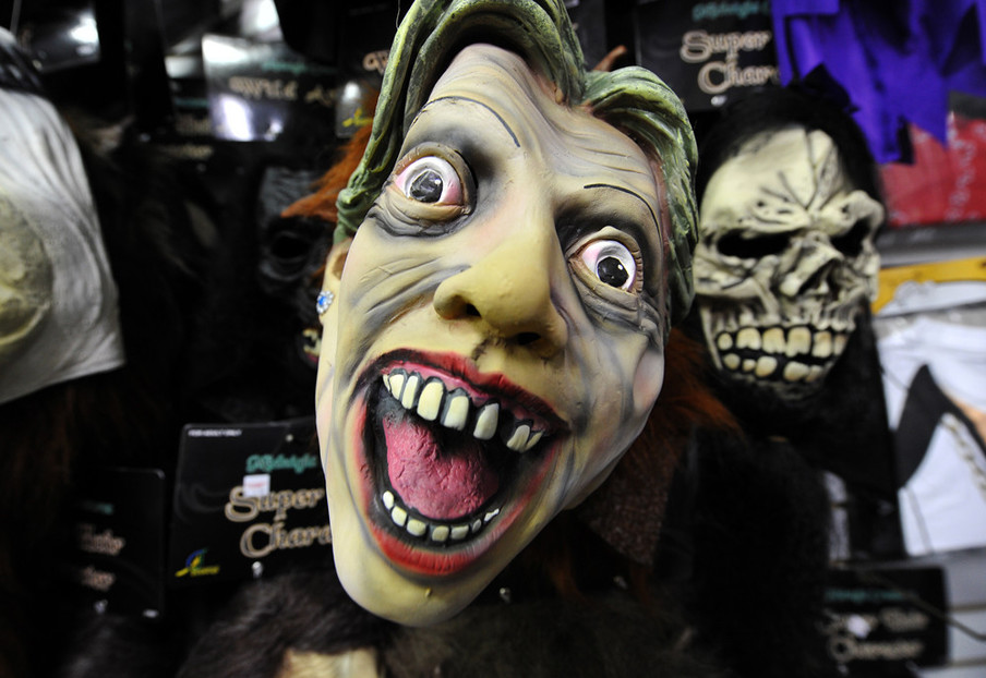 Een Halloweenmasker van het hoofd van Hillary Clinton in een winkel in Maryland op 8 oktober, 2010. Foto: Jewel Samad / AFP