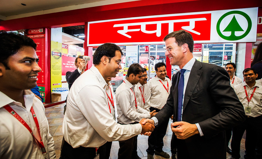 Premier Mark Rutte tijdens een rondleiding door een SPAR supermarkt in New Delhi op de eerste dag van een tweedaags bezoek aan India. Remko de Waal / ANP