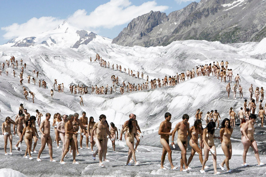 Naakte vrijwilligers poseren voor de Amerikaanse fotograaf Spencer Tunick op de ijskoude Zwitserse gletsjer Aletsch. Dit is de making-of  van een Greenpeace-campagne over de opwarming van de aarde. Foto: Laurent Gillieron / EPA