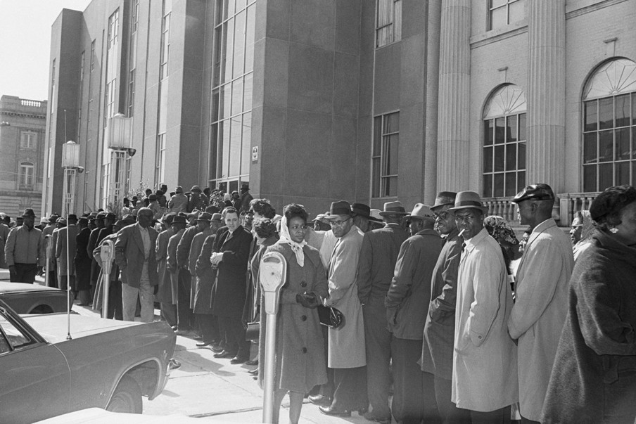 Mensen in de rij voor het Dallas County Courthouse in Selma, ze willen zich inschrijven om te kunnen stemmen, 1965. Foto: Getty