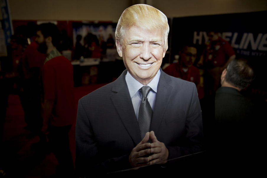 Een uit karton gesneden Donald Trump tijdens een conferentie in Maryland op 3 maart, 2016. Foto: Andrew Harrer / Bloomberg via Getty Images