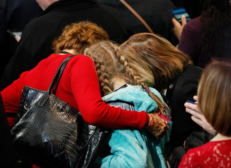 Mensen troosten elkaar na de presidentsverkiezingen van 2016 in Amerika. Foto: Shannon Stapleton / Reuters