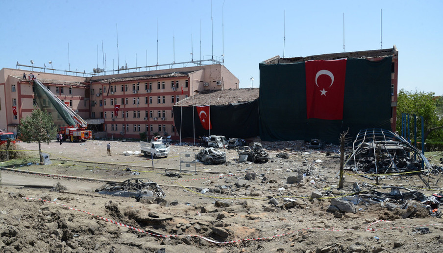 De plek waar een autobom is afgegaan in Elazig op 18 augustus, 2016. De bom zou voor het politiestation zijn geplaatst door de PKK. Foto: Ilyas Akengin / AFP