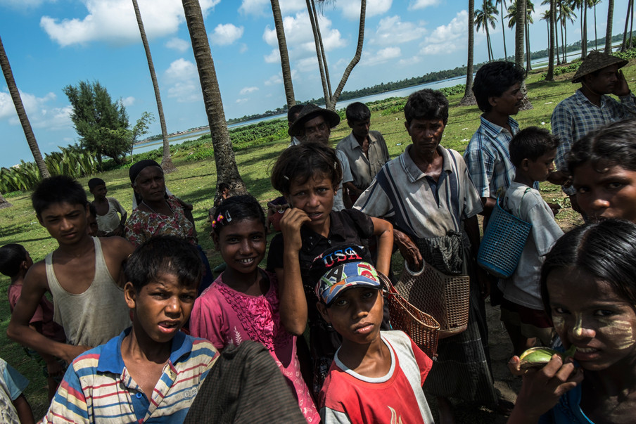 Rohingya kinderen op het Beydar strand aan de rand van het opvangkamp Darpaing. Foto: Andreas Stahl