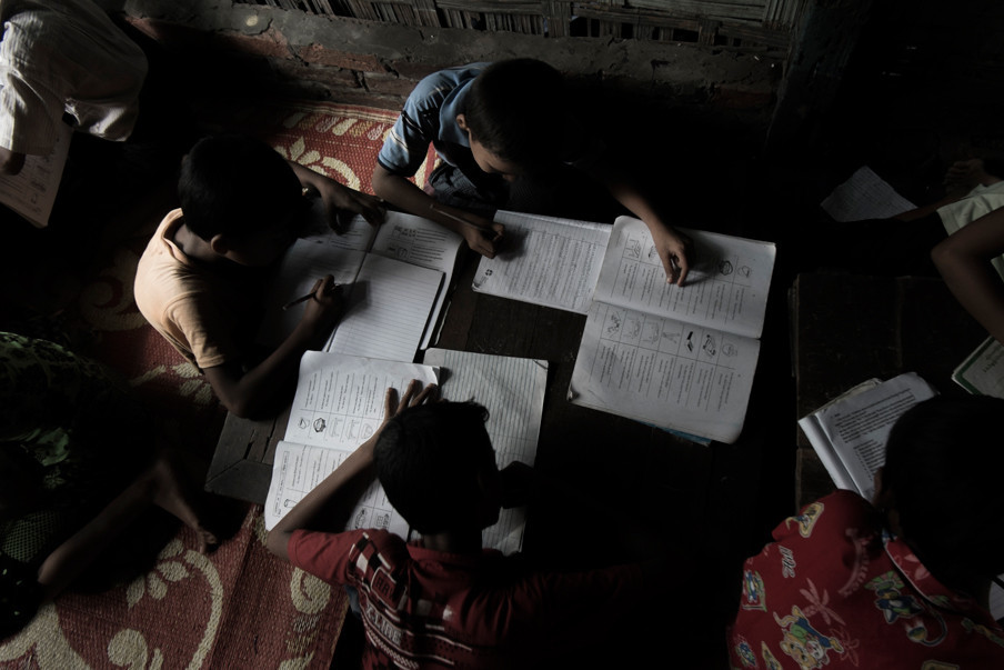 De kinderen die in Aung Mingalar wonen hebben beperkte mogelijkheden om onderwijs te kunnen volgen. Foto: Andreas Stahl 