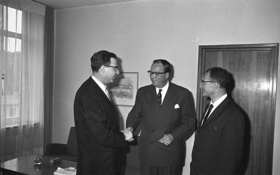 Georg Ferdinand Duckwitz (in het midden) met twee Amerikaanse rabbijnen in Bonn, 1960. Foto: Patzek/Bundesarchiv.
