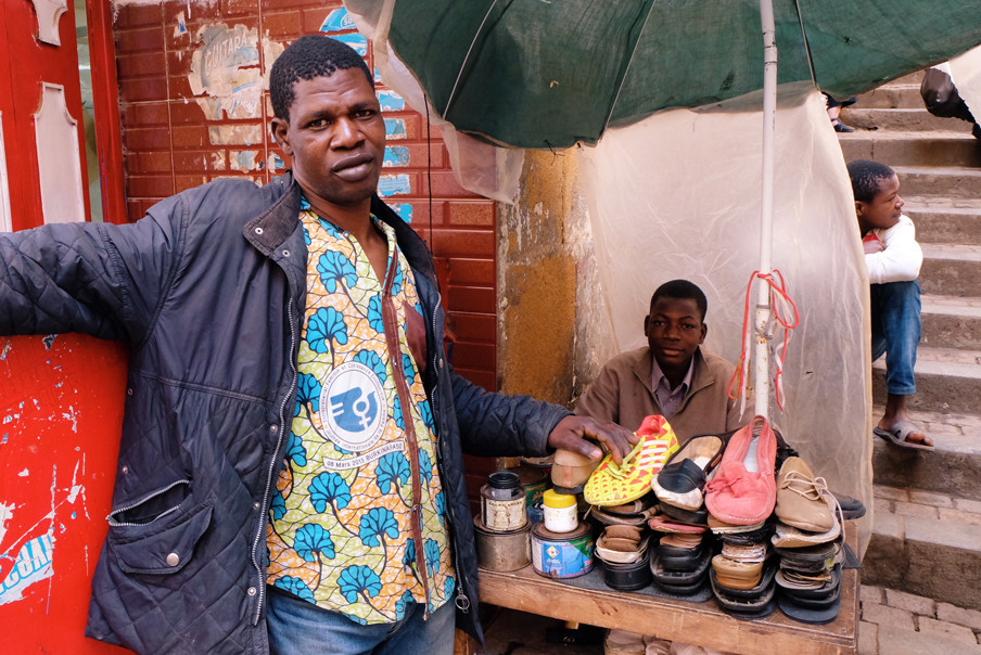 Malinese schoenmakers uit Timboektoe op de markt in Algiers