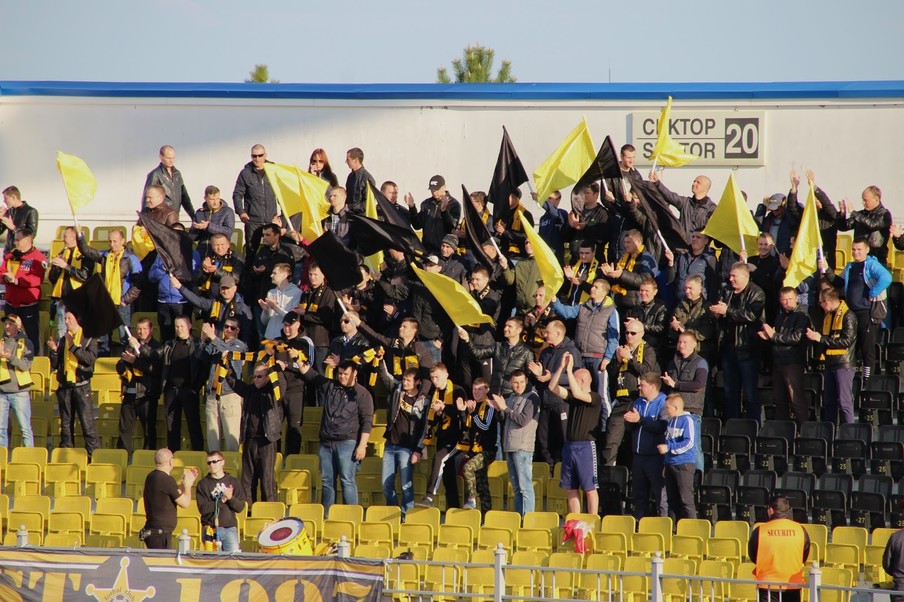Supporters van FC Sheriff uit de Transnistrische hoofdstad Tiraspol tijdens de thuiswedstrijd tegen FC Academia uit de Moldavische hoofdstad Chisinau.