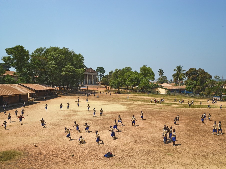 St. Francis Primary School, Bo, Sierra Leone. Uit de serie Playgrounds van fotograaf James Mollison. Courtesy Flatland Gallery, Amsterdam.