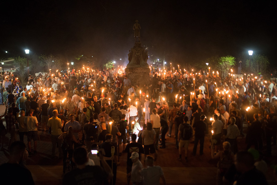 Nationalistische activisten verzamelen zich rondom het standbeeld van Thomas Jefferson. 11 augustus, 2017. Foto: Zach D Roberts / HH