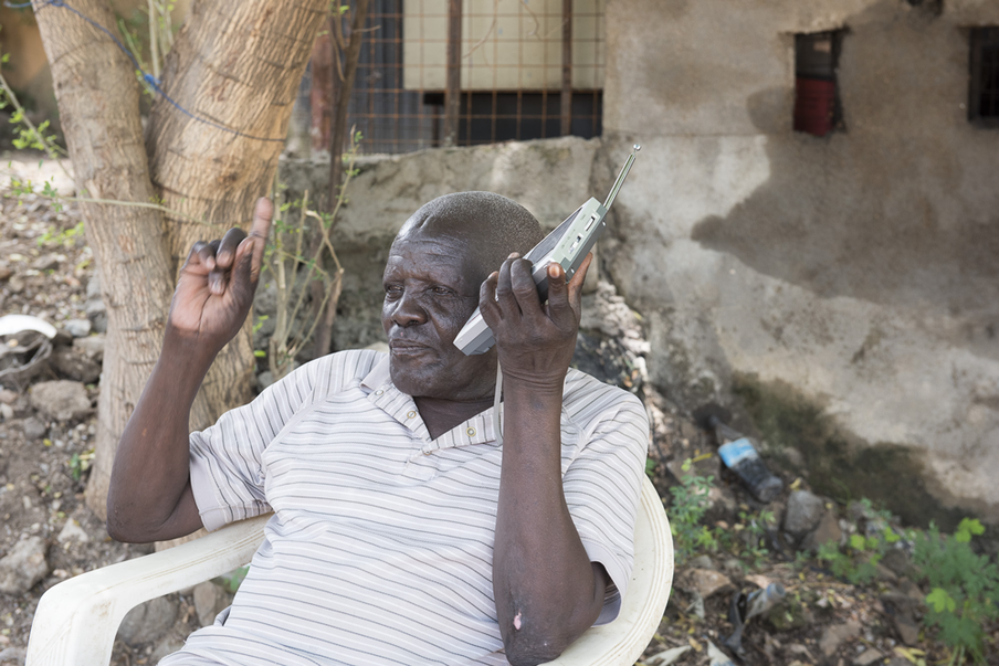 Jidu luistert meestal naar de BBC voor het nieuws. Juba, Zuid-Soedan. Foto: Charles Lomodong (voor De Correspondent)